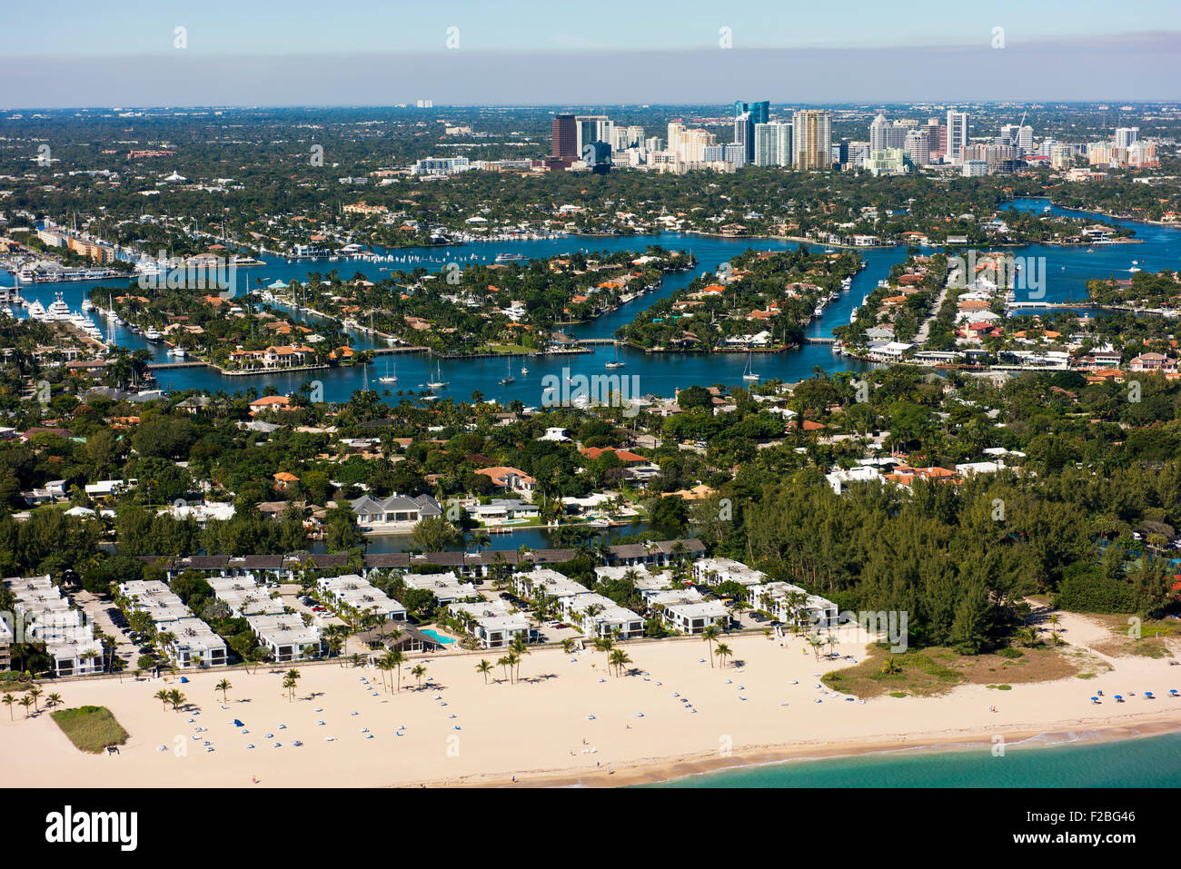 Playa de Fort Lauderdale con canales y en el centro de la ciudad en la distancia. Foto de stock