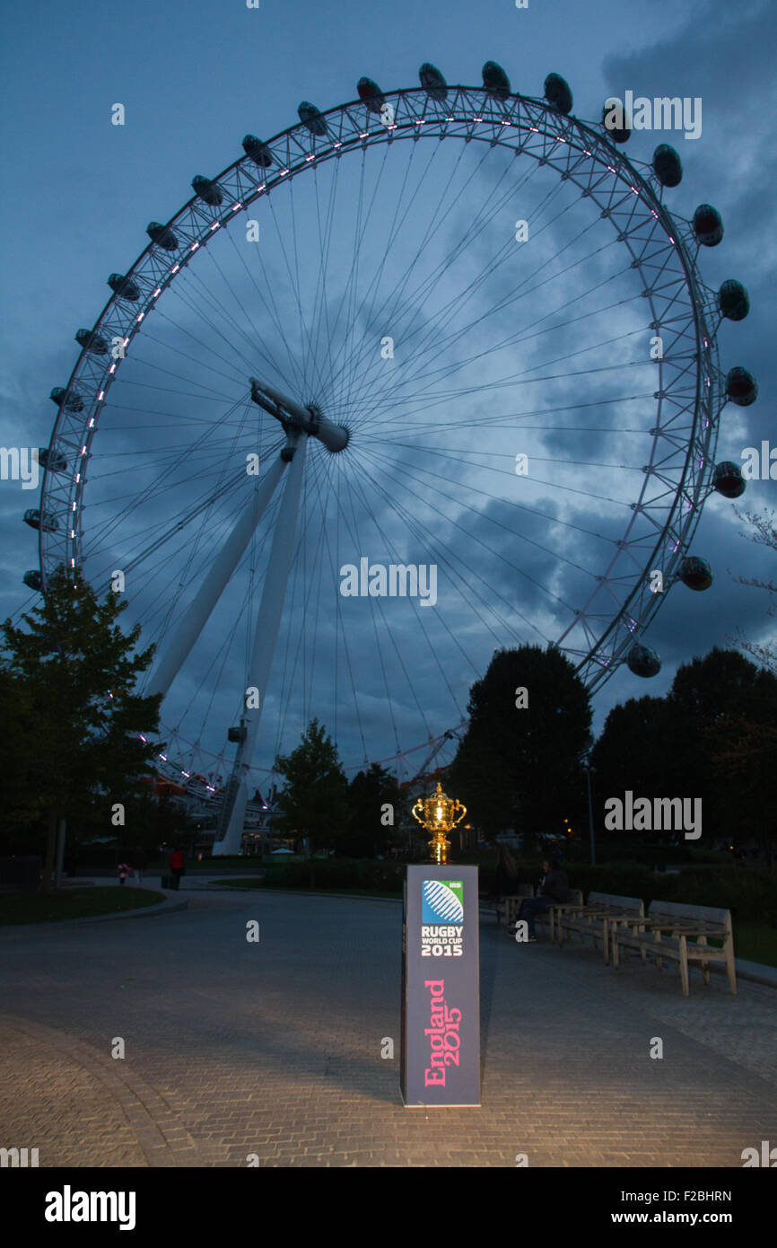 Londres, Reino Unido. El 15 de septiembre de 2015. El lanzamiento de la Rugby World Cup 2015 como el evento asume la Coca-Cola London Eye, uno de los monumentos históricos más emblemáticos de la capital, por la duración del torneo de seis semanas alojados en Inglaterra y Cardiff entre 18 de septiembre y 31 de octubre. 20 equipos competirán para ganar el codiciado Webb Ellis cup, que ha estado en un trofeo gira alrededor del Reino Unido durante 100 días. Crédito: Elsie Kibue / Alamy Live News Foto de stock