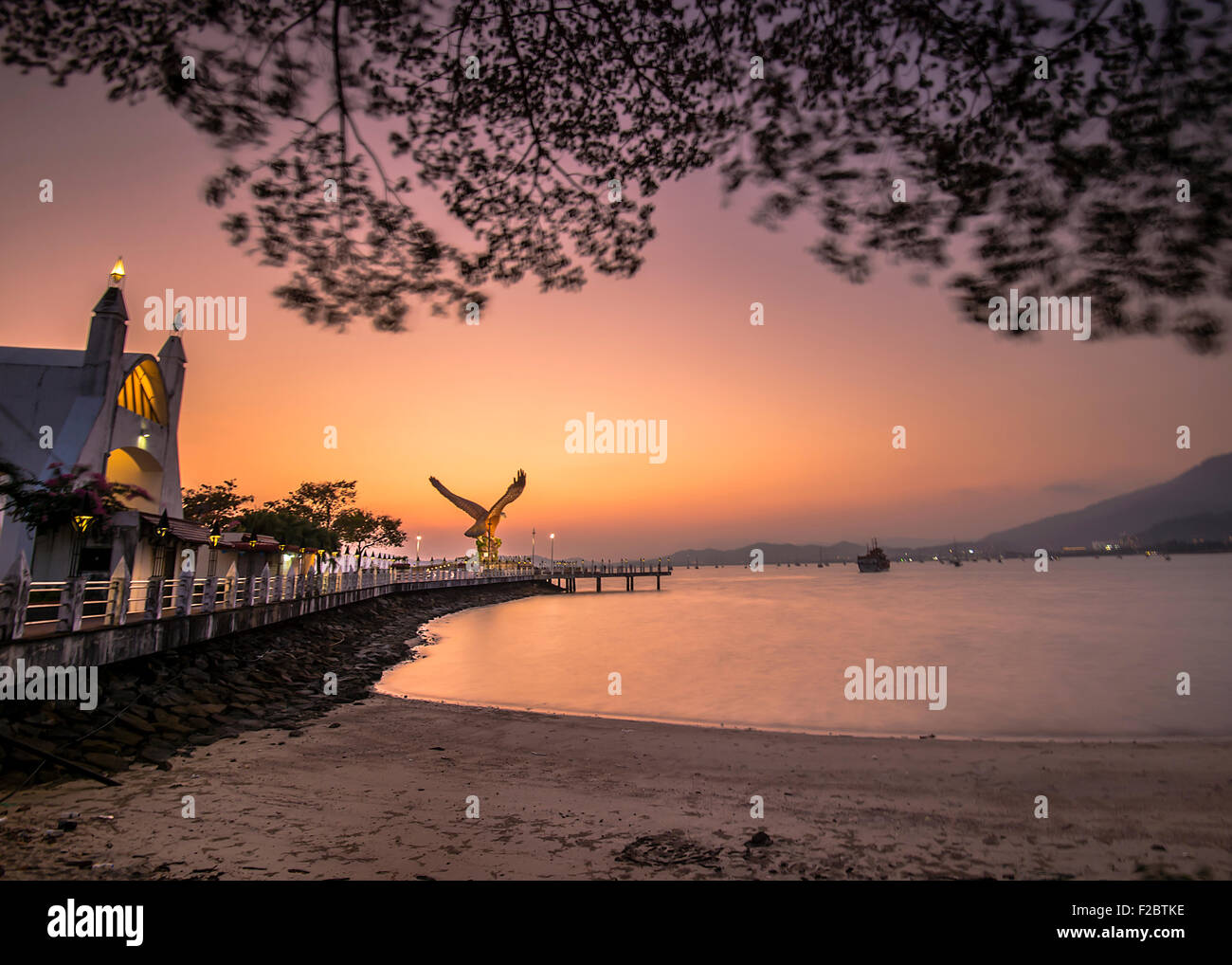 La isla de Langkawi durante la puesta de sol Foto de stock