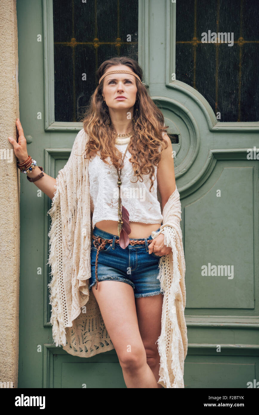 Retrato de joven vistiendo ropa boho exterior permanente contra la puerta de en el casco antiguo Fotografía de stock - Alamy