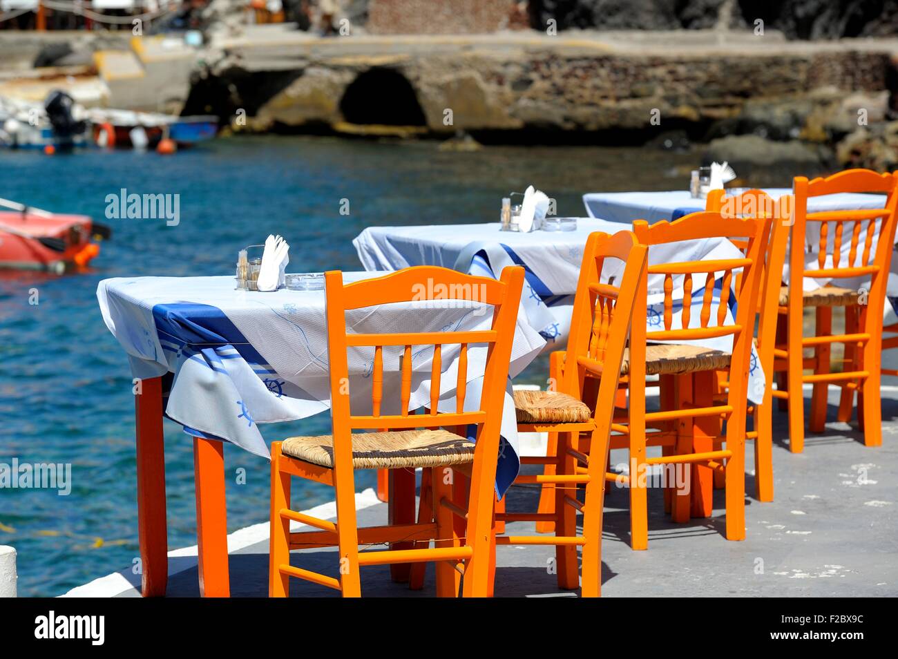 Restaurante de pescado de la mesa y las sillas en Amoudi bay Santorini Grecia Foto de stock