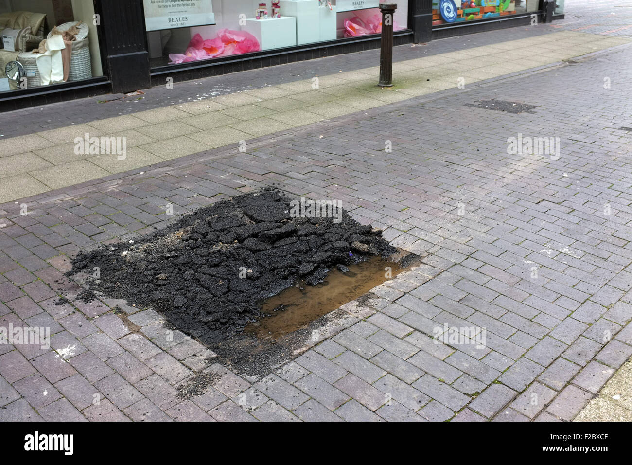 Pobres la pavimentación y reparación de carreteras causando problemas a los peatones en Inglaterra foto Don Tonge Foto de stock