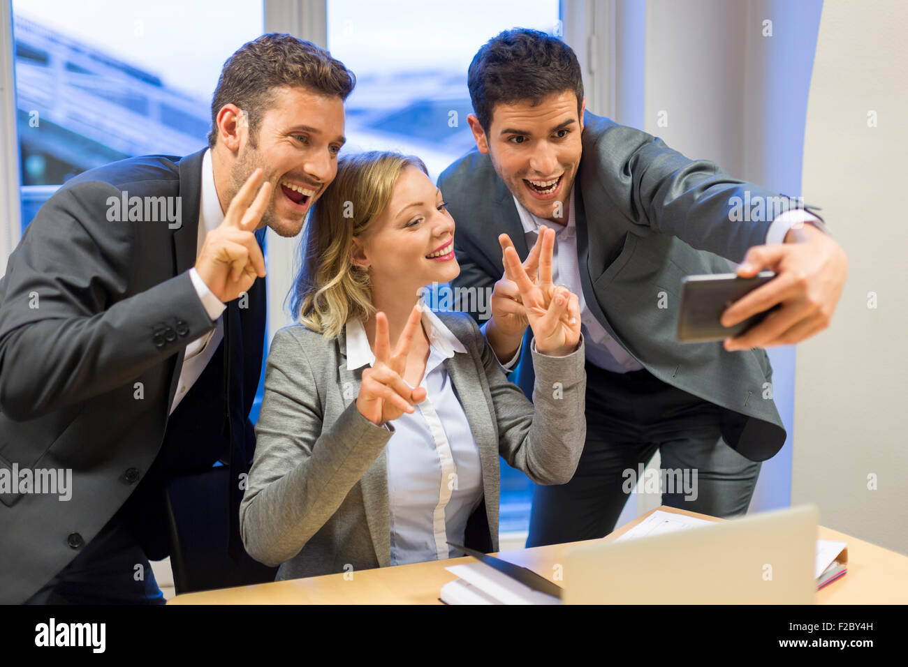 Retrato de tres empresarios de éxito teniendo un selfie con el smartphone Foto de stock