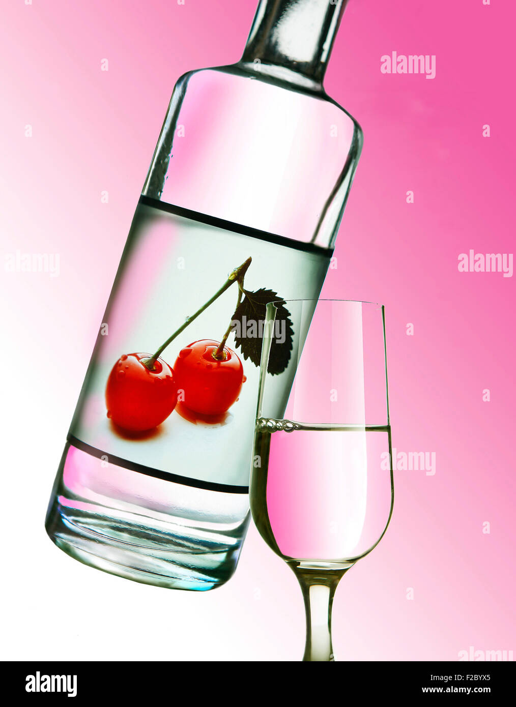 Kirsch, licor de cereza en una botella con un vaso derramado Fotografía de  stock - Alamy