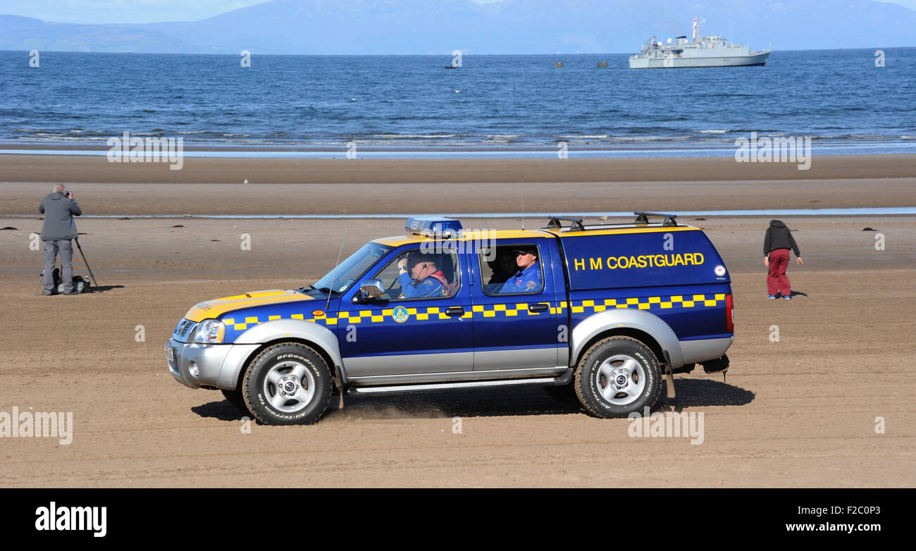 H M VEHÍCULO guardacostas con personal de patrulla en la playa británica Re pública de seguridad PELIGRO agua mareas peligrosas costa costera UK Foto de stock