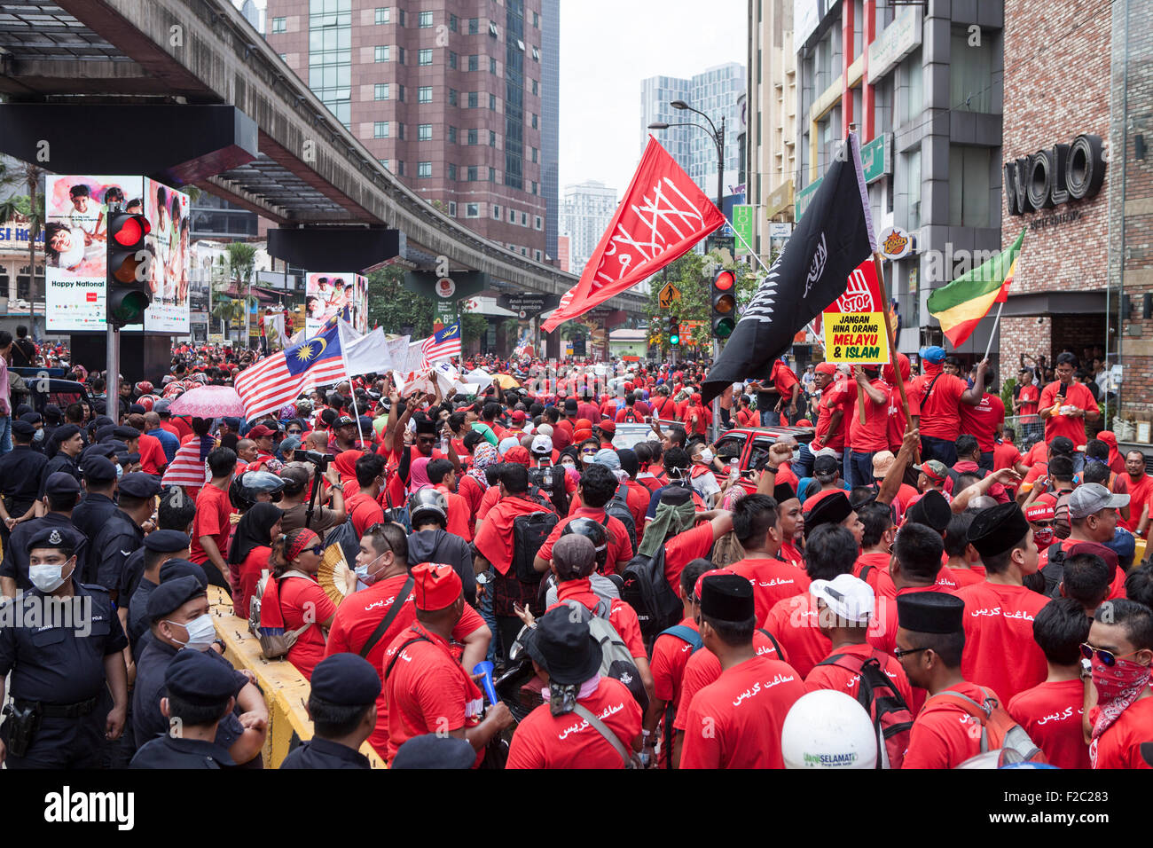 Kuala Lumpur, Malasia. 16 Sep, 2015. Pro-gobierno camiseta roja manifestantes tomar parte en una manifestación en Kuala Lumpur, Malasia, el miércoles 16 de septiembre, 2015. Miles de manifestantes pro-Malayo salieron a las calles de Kuala Lumpur, el miércoles en una manifestación considerada como promoción de supremacía malaya en la nación multi-racial. Destacadas figuras políticas y partidos de oposición expresaron preocupación el rallye podría inflamar las tensiones raciales en un momento en el que el Primer Ministro Najib Razak está sometida a una intensa presión para dimitir por un supuesto escándalo de corrupción. Crédito: Archivo Asia/Alamy Live News Foto de stock