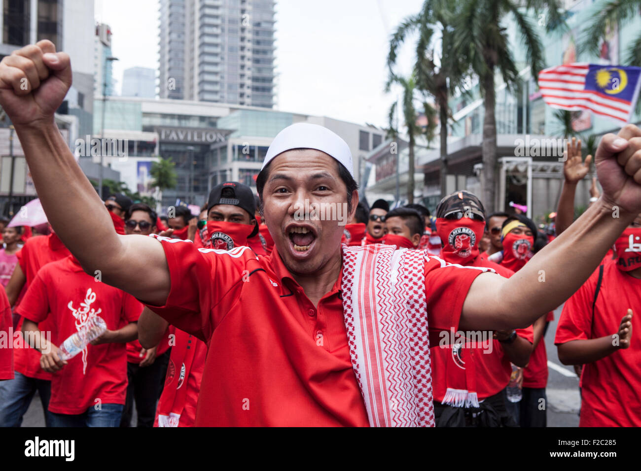 Kuala Lumpur, Malasia. 16 Sep, 2015. Pro-gobierno camiseta roja manifestantes tomar parte en una manifestación en Kuala Lumpur, Malasia, el miércoles 16 de septiembre, 2015. Miles de manifestantes pro-Malayo salieron a las calles de Kuala Lumpur, el miércoles en una manifestación considerada como promoción de supremacía malaya en la nación multi-racial. Destacadas figuras políticas y partidos de oposición expresaron preocupación el rallye podría inflamar las tensiones raciales en un momento en el que el Primer Ministro Najib Razak está sometida a una intensa presión para dimitir por un supuesto escándalo de corrupción. Crédito: Archivo Asia/Alamy Live News Foto de stock