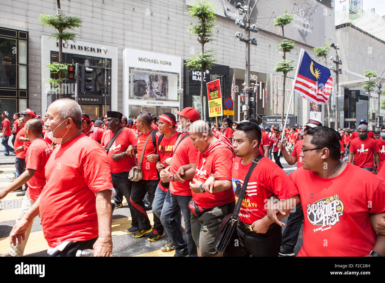 Kuala Lumpur, Malasia. 16 Sep, 2015. Pro-gobierno camiseta roja manifestantes tomar parte en una manifestación a lo largo de Bukit Bintang, una calle de tiendas de lujo, en Kuala Lumpur, Malasia, el miércoles 16 de septiembre, 2015. Miles de manifestantes pro-Malayo salieron a las calles de Kuala Lumpur, el miércoles en una manifestación considerada como promoción de supremacía malaya en la nación multi-racial. Destacadas figuras políticas y partidos de oposición expresaron preocupación el rallye podría inflamar las tensiones raciales en un momento en el que el Primer Ministro Najib Razak está sometida a una intensa presión para dimitir por un supuesto escándalo de corrupción. © Archivo Asia Foto de stock