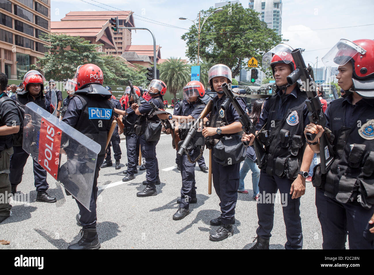 Kuala Lumpur, Malasia. 16 Sep, 2015. La policía antimotines el bloque pro-gobierno camiseta roja manifestantes, como tomar parte en una manifestación celebrada en Kuala Lumpur, Malasia, el miércoles 16 de septiembre, 2015. Miles de manifestantes pro-Malayo salieron a las calles de Kuala Lumpur, el miércoles en una manifestación considerada como promoción de supremacía malaya en la nación multi-racial. Destacadas figuras políticas y partidos de oposición expresaron preocupación el rallye podría inflamar las tensiones raciales en un momento en el que el Primer Ministro Najib Razak está sometida a una intensa presión para dimitir por un supuesto escándalo de corrupción. Crédito: Archivo Asia/Alamy Live News Foto de stock