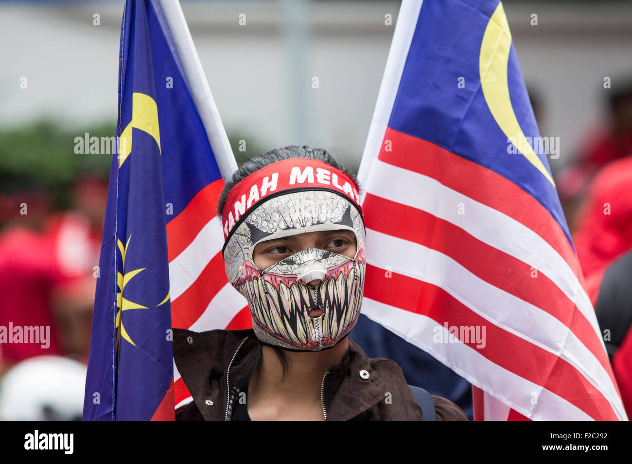 Kuala Lumpur, Malasia. 16 Sep, 2015. Un manifestante pro-gobierno toma parte en una manifestación en Kuala Lumpur, Malasia, el miércoles 16 de septiembre, 2015. Miles de manifestantes pro-Malayo salieron a las calles de Kuala Lumpur, el miércoles en una manifestación considerada como promoción de supremacía malaya en la nación multi-racial. Destacadas figuras políticas y partidos de oposición expresaron preocupación el rallye podría inflamar las tensiones raciales en un momento en el que el Primer Ministro Najib Razak está sometida a una intensa presión para dimitir por un supuesto escándalo de corrupción. Crédito: Archivo Asia/Alamy Live News Foto de stock