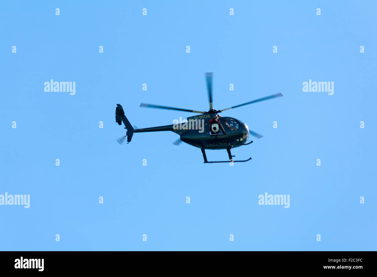 Camarógrafo que filmaba desde un helicóptero en el Grand Prix de la mar en Bournemouth en septiembre Foto de stock