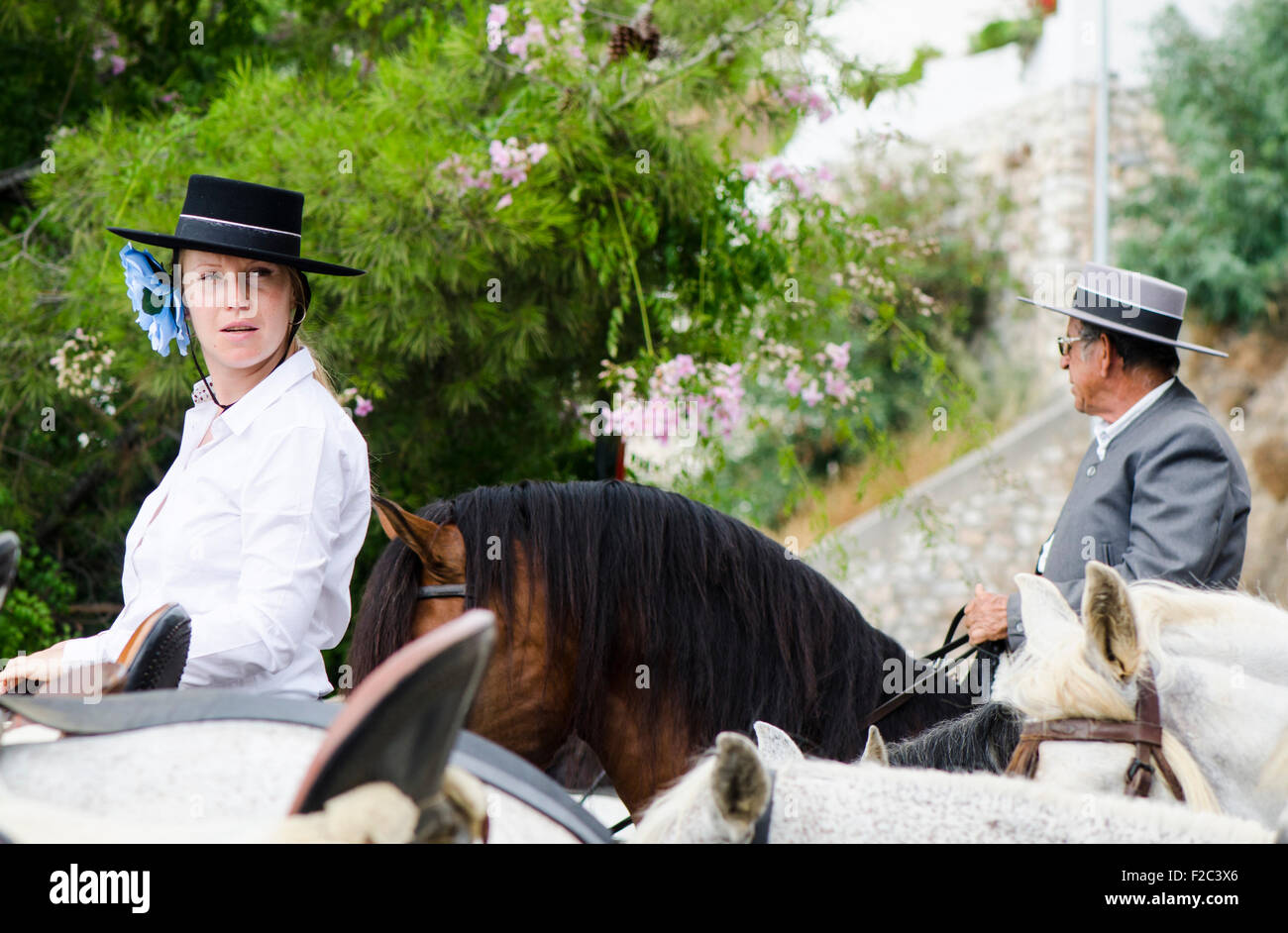 La mujer a caballo vistiendo Sombrero cordobés en traje tradicional durante  la Feria de Mijas Andalucía, España Fotografía de stock - Alamy