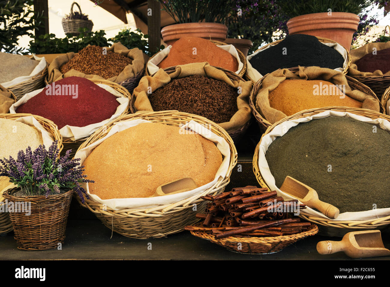una variedad de especias en diferentes colores en pequeñas bolsas de  plástico en un stand de mercado Fotografía de stock - Alamy