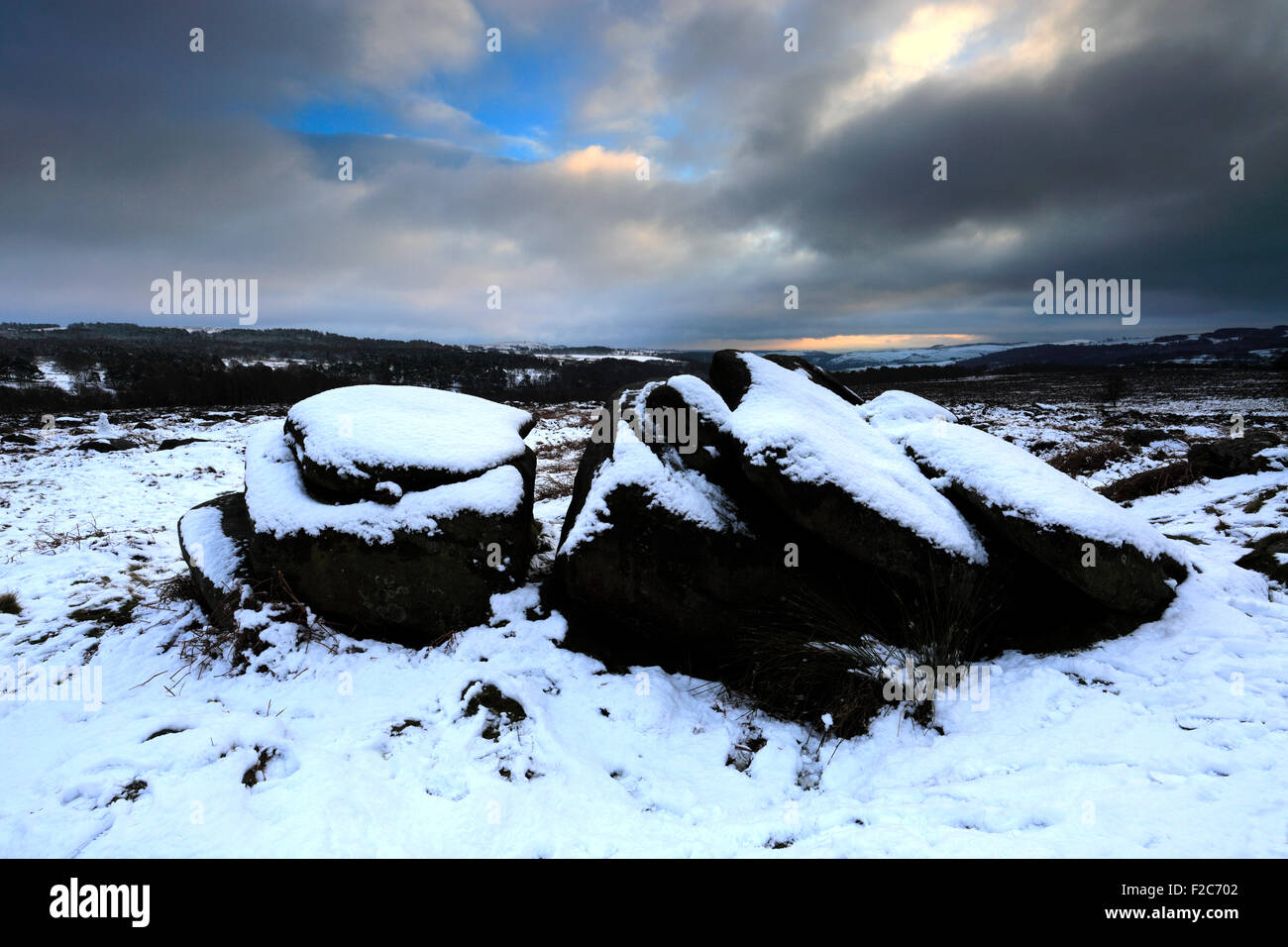 De enero, la nieve del invierno, gritstone rocas en Lawrence, Campo Grindleford village, Condado de Derbyshire Peak District National; Foto de stock