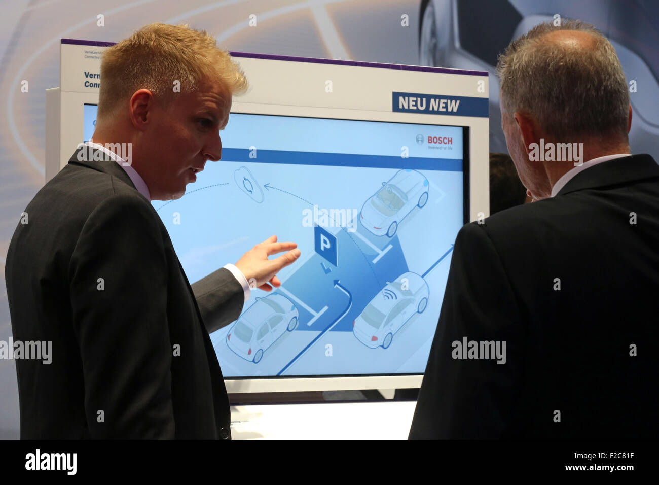 Frankfurt/M, 16.09.2015 - Sistema de estacionamiento movilidad conectada en el stand de Bosch en el 66º Salón Internacional del Automóvil IAA 2015 (Internationale Automobil Ausstellung IAA) en Frankfurt/Main, Alemania Foto de stock