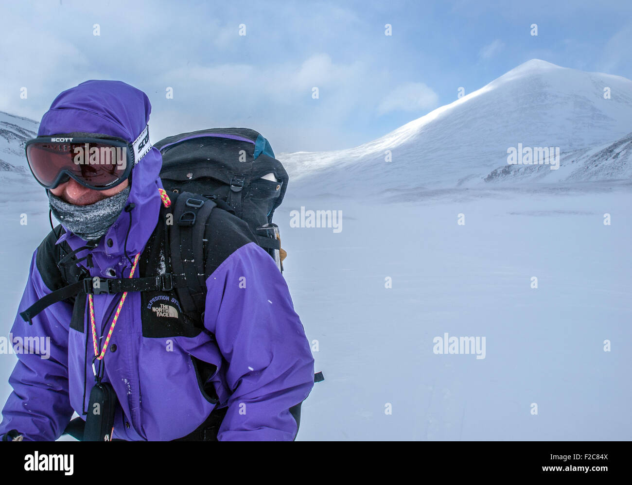 Ski-tourer con gafas en la Rondane, Noruega Foto de stock