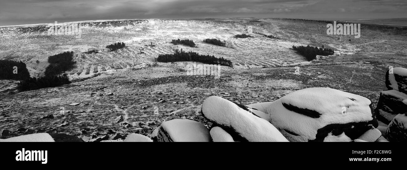De enero, la nieve del invierno ver, rocas, Burbage Burbage Moor, cerca de la aldea en Hathersage, Condado de Derbyshire; Peak District National Park. Foto de stock