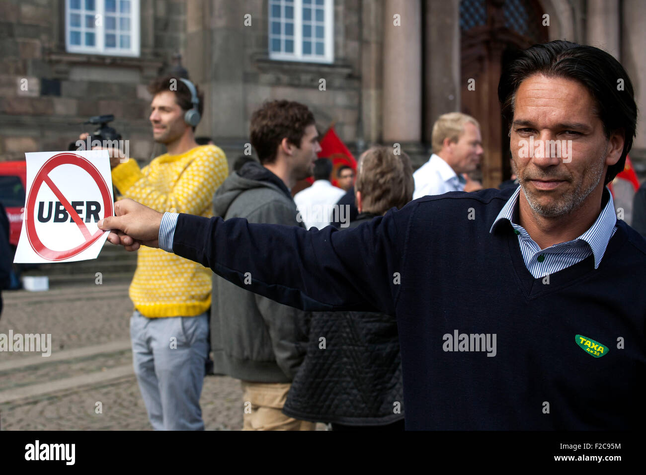 Copenhague, Dinamarca. El 16 de septiembre, 2015. Los taxistas de Copenhague manifestarse contra Uber delante del Parlamento danés. Alegaron que Uber ofrecen su servicio en violación de la ley con respecto a la conducción de Taxi y que Uber drivers no pagan impuestos. Crédito: OJPHOTOS/Alamy Live News Foto de stock