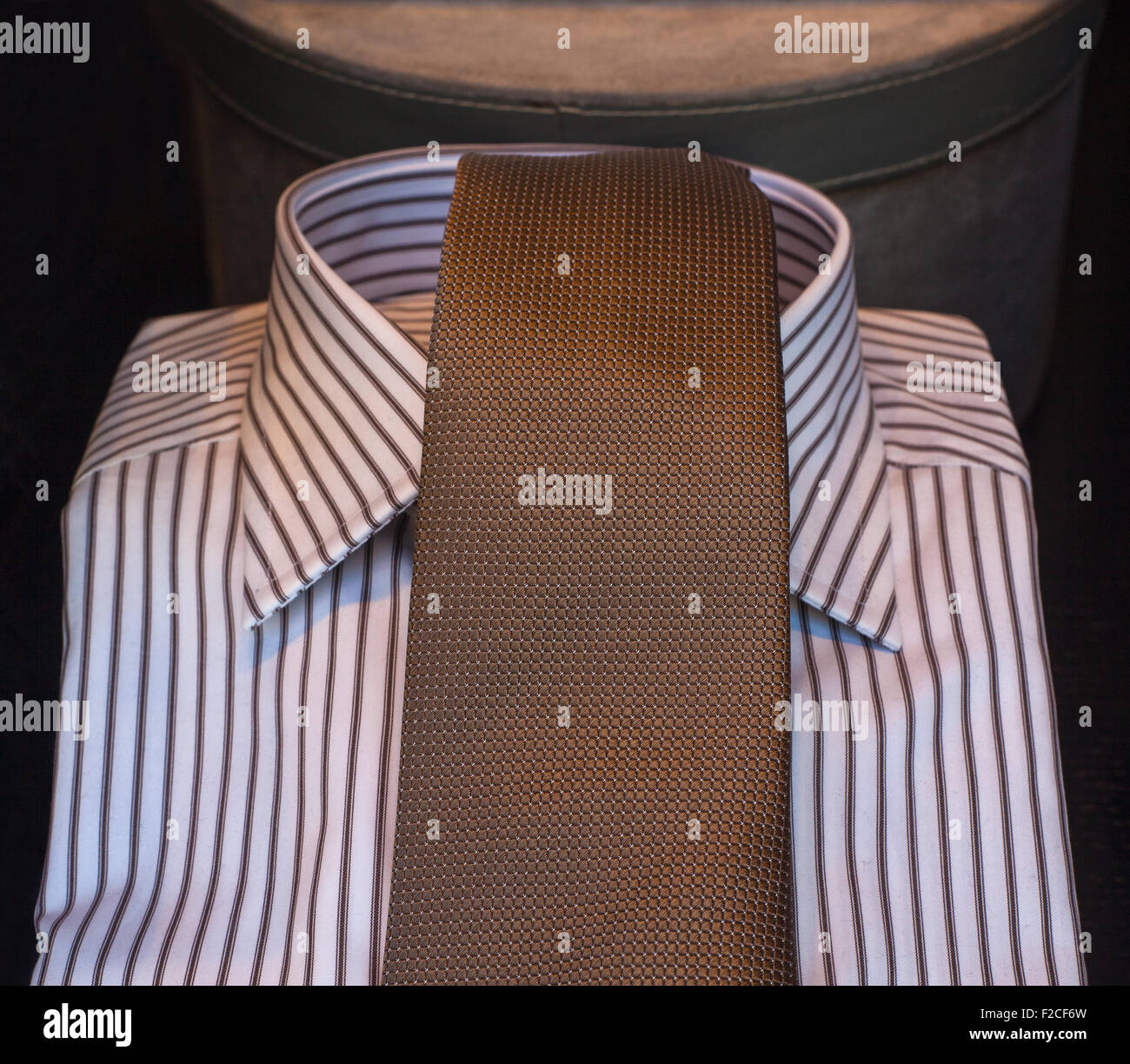 Vista de la elegante camisa a rayas y corbata Foto de stock