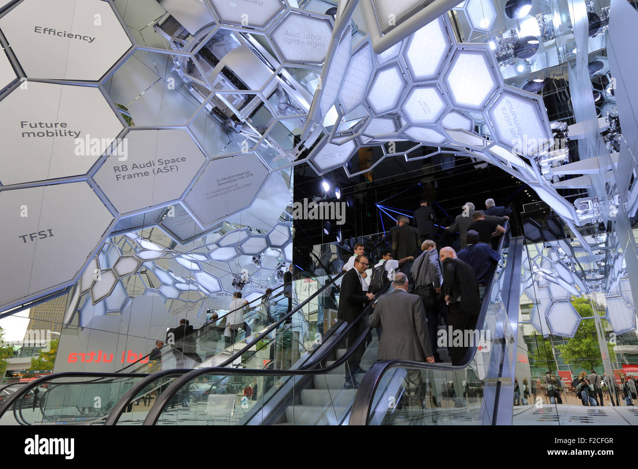 Frankfurt/M, 16.09.2015 - los visitantes entrar en el stand de Audi en el 66º Salón Internacional del Automóvil IAA 2015 (Internationale Automobil Ausstellung IAA) en Frankfurt/Main, Alemania Foto de stock