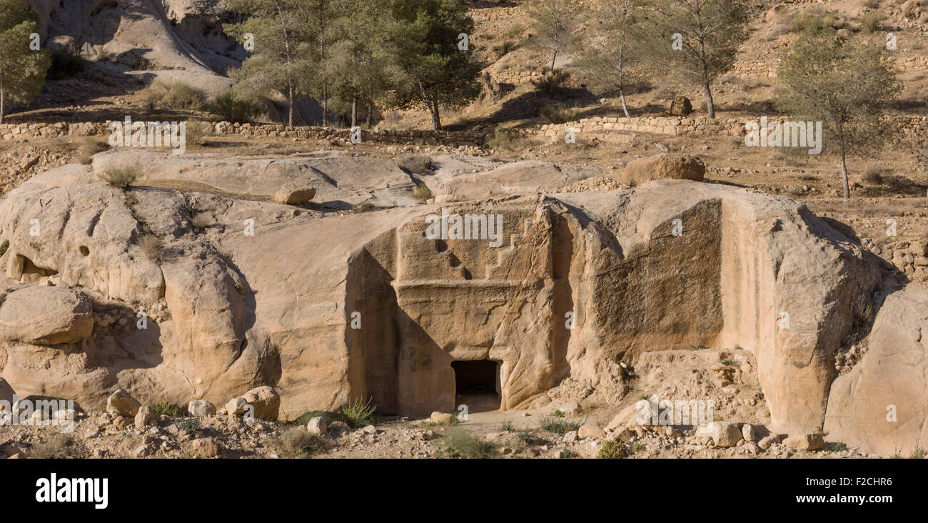 Nabataean tumbas de piedra en Wadi Musa, justo fuera de la parte principal de la ruinas de Petra Jordania Foto de stock