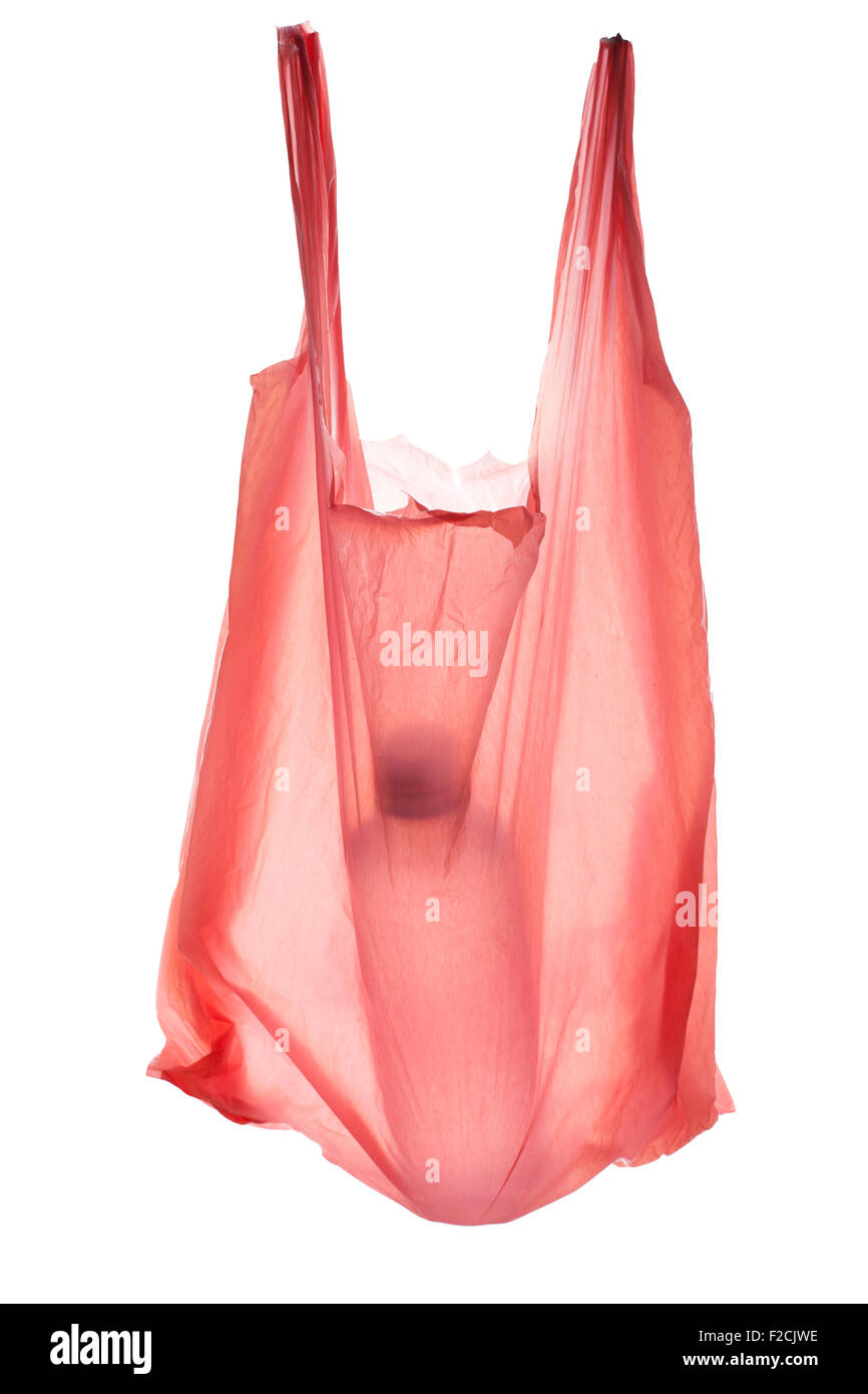 Bolsa de plástico rosa translúcido con botella de agua inslde cuelga de manera invisible de un fondo blanco. Foto de stock