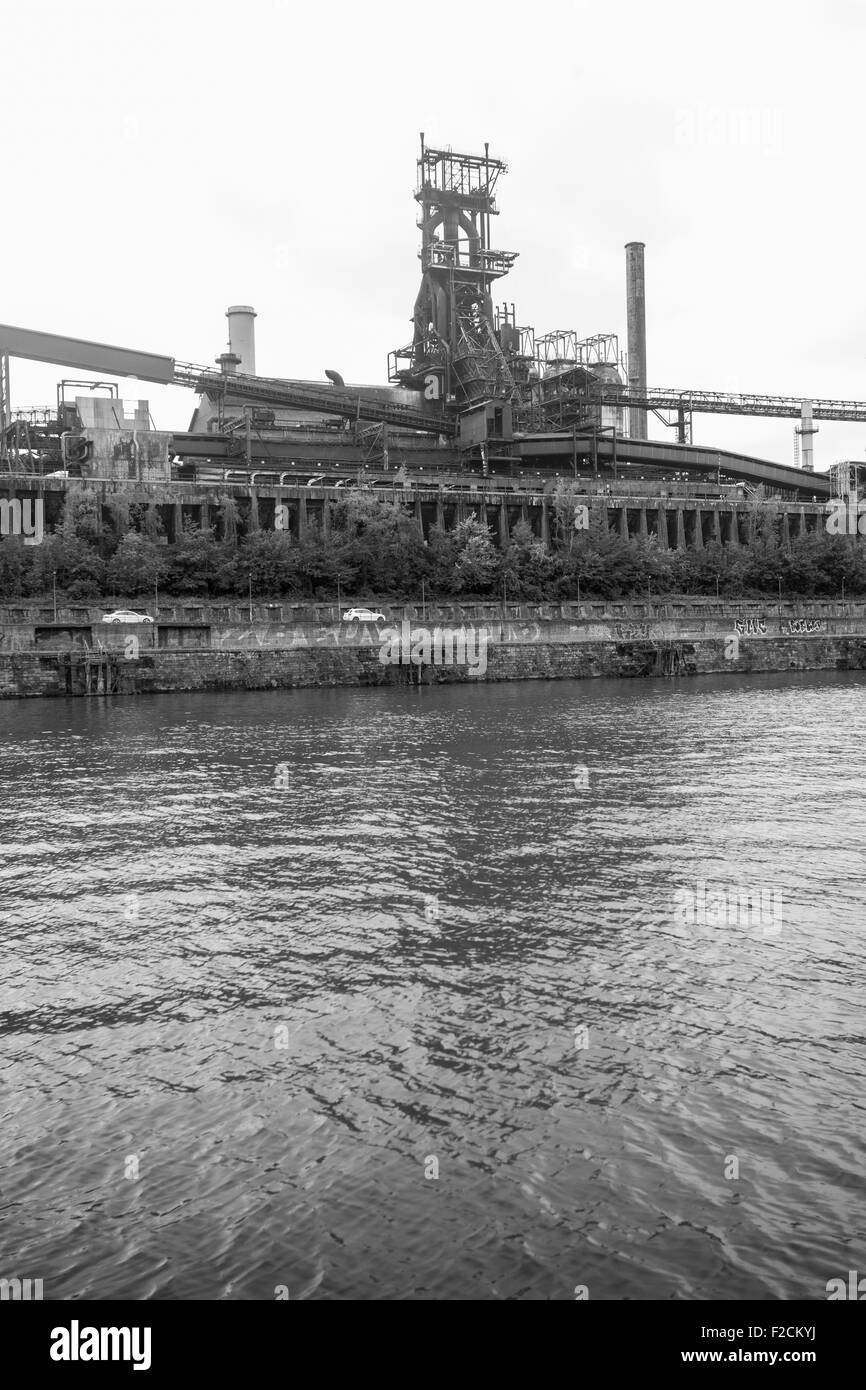 La industria pesada en el río Meuse Bélgica Foto de stock