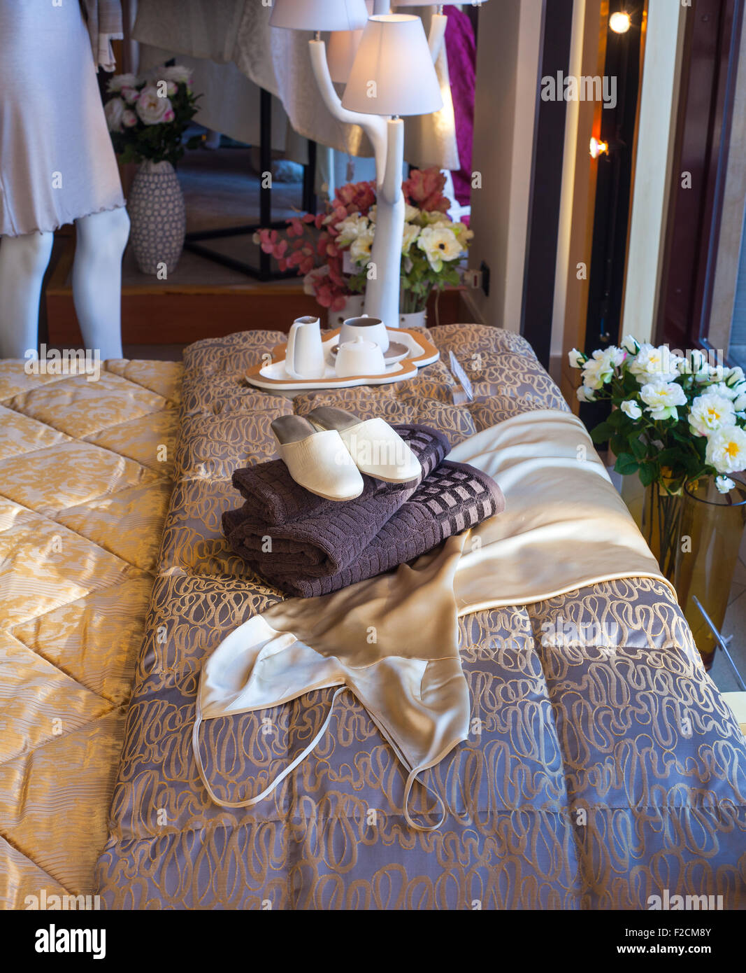 Hembra blanca zapatillas sobre las toallas en la cama Foto de stock