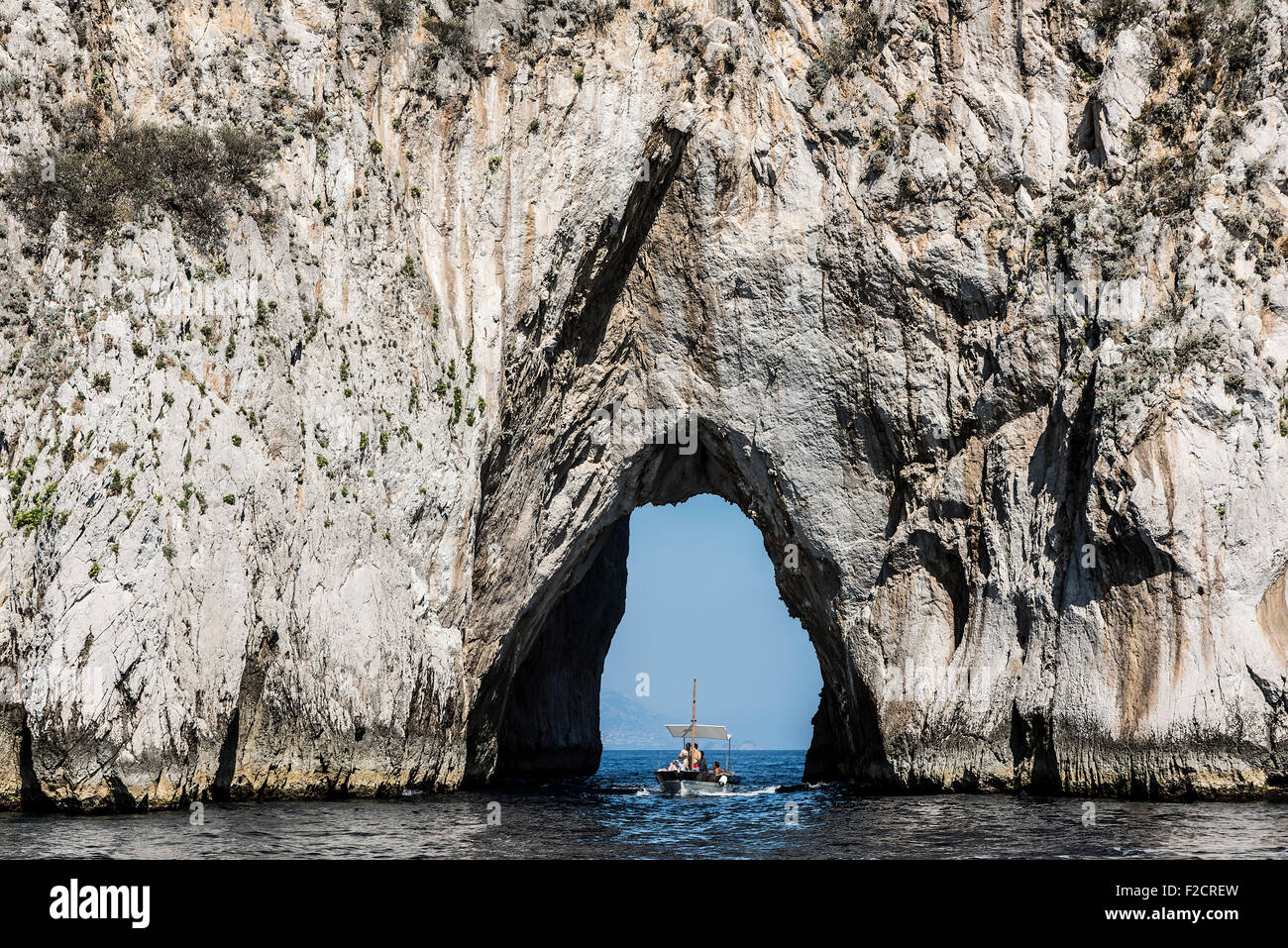 Los farallones de rocas, la isla de Capri, en la provincia de Nápoles, Campania, Italia Foto de stock