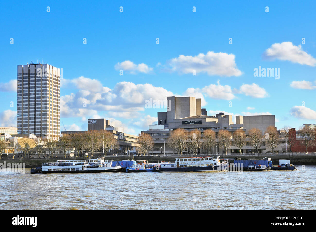 Vista sobre el río Támesis al Royal National Theatre, South Bank, Londres, Inglaterra, Reino Unido. Foto de stock