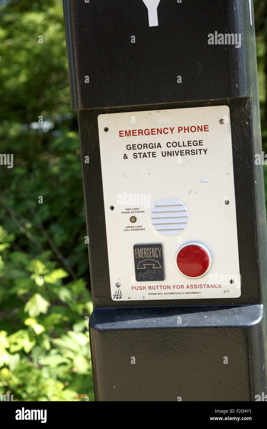 Teléfono de emergencia en el campus universitario. Este teléfono de emergencia instalado en Georgia College a principios de la década de 1990 raramente usado y abusado a menudo Foto de stock
