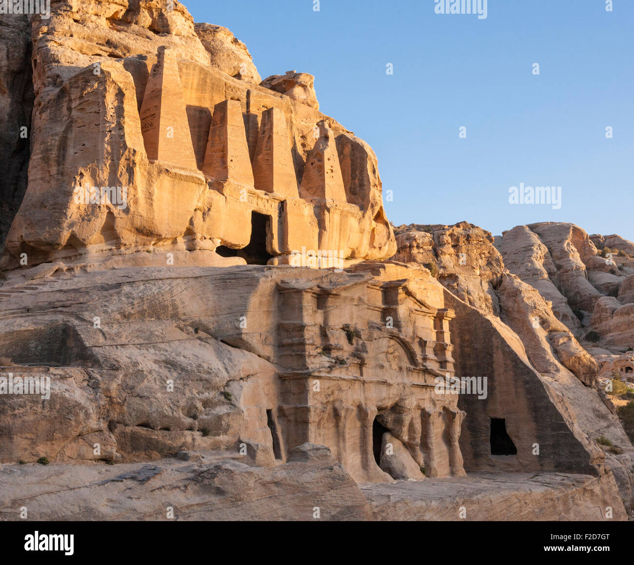 Luz del atardecer (alpenglow) en Obelisco tumba & Bab-el Siq Triclinium Nabataean tumbas de piedra, Wadi Musa, Jordania Petra Foto de stock
