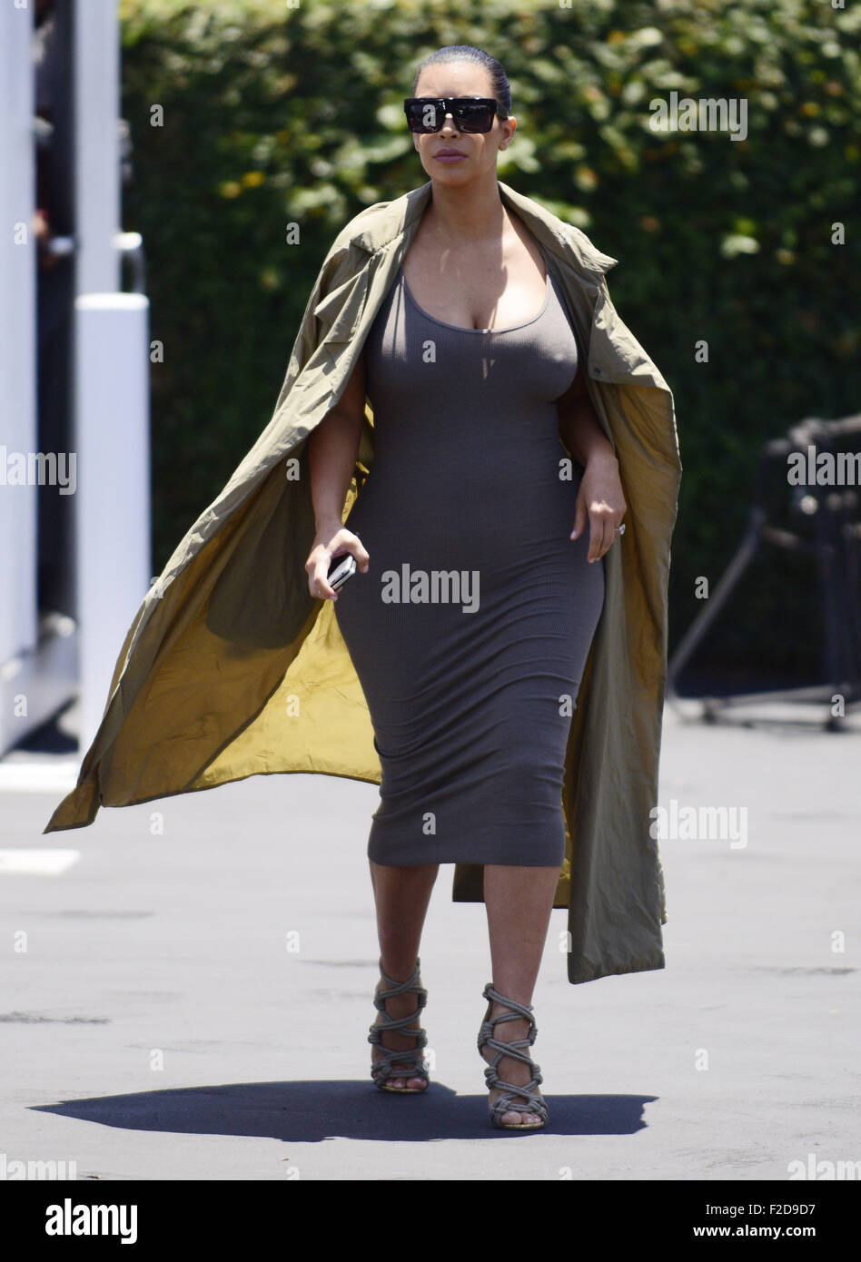 Embarazada Kim Kardashian luce un vestido ajustado de la piel y una  trinchera, aunque fuera con sus amigos en West Hollywood. Featuring: Kim  Kardashian donde: Los Angeles, California, Estados Unidos Cuándo: 17