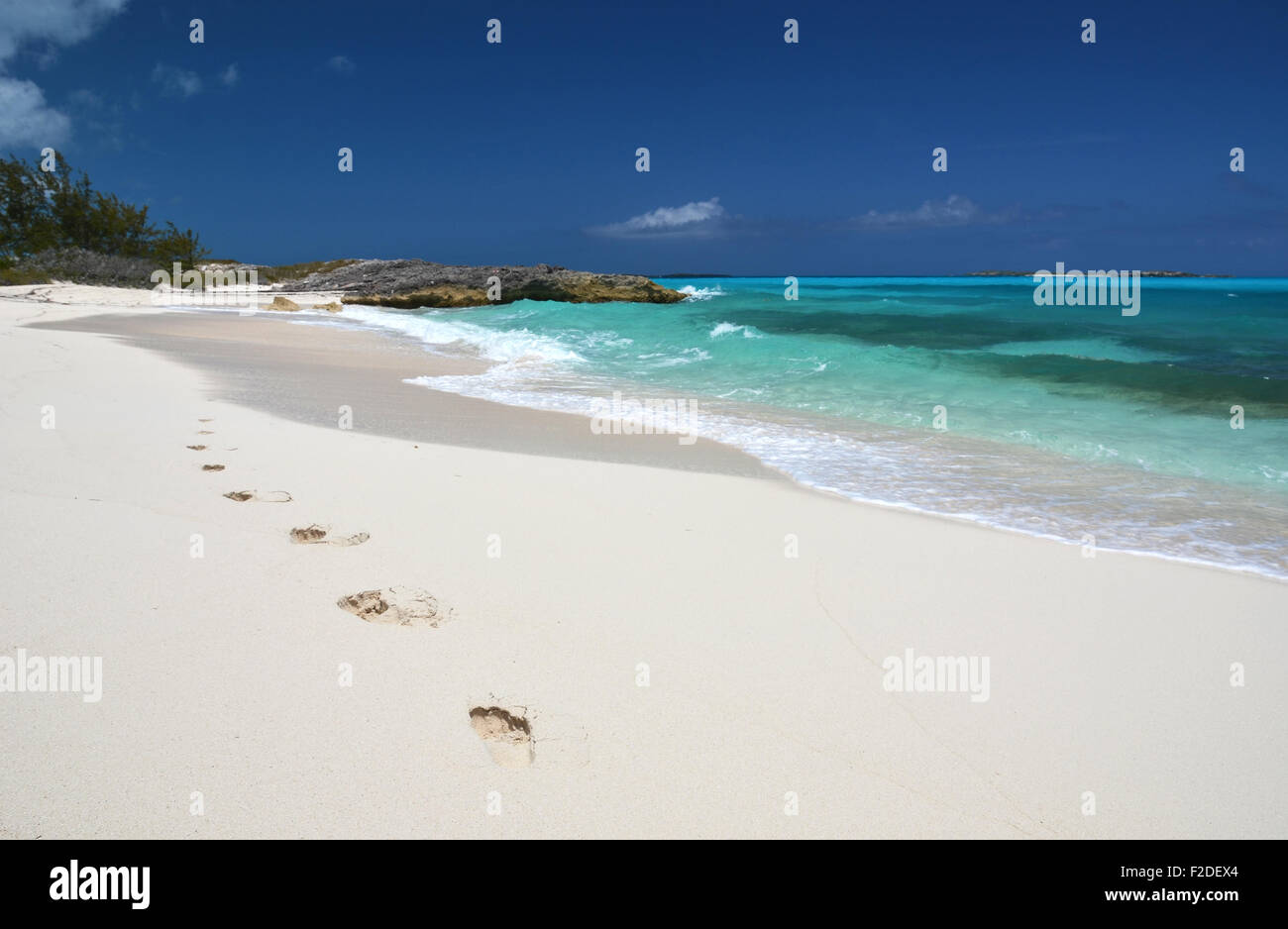 Huellas en la playa de desrt Little Exuma, Bahamas Foto de stock