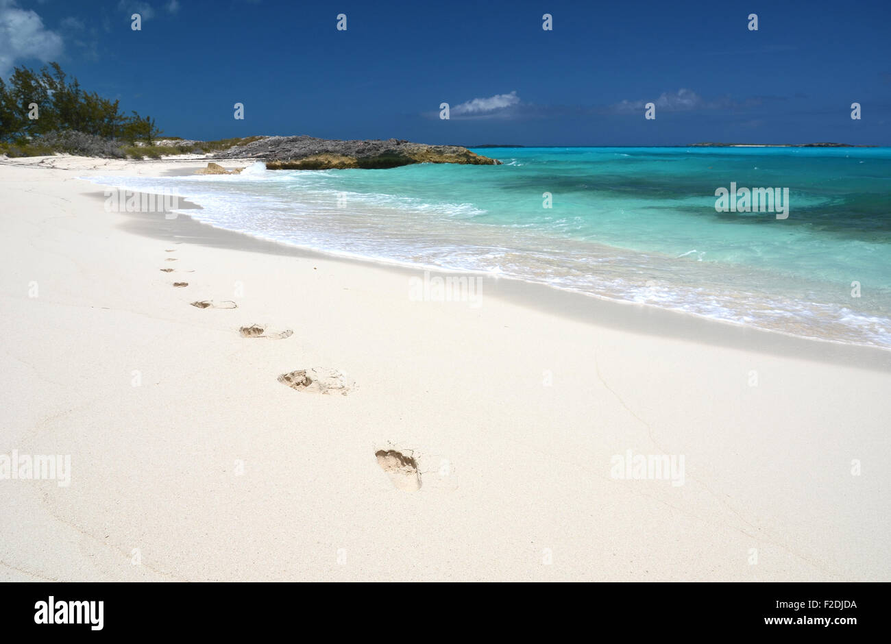Huellas en la playa de desrt Little Exuma, Bahamas Foto de stock