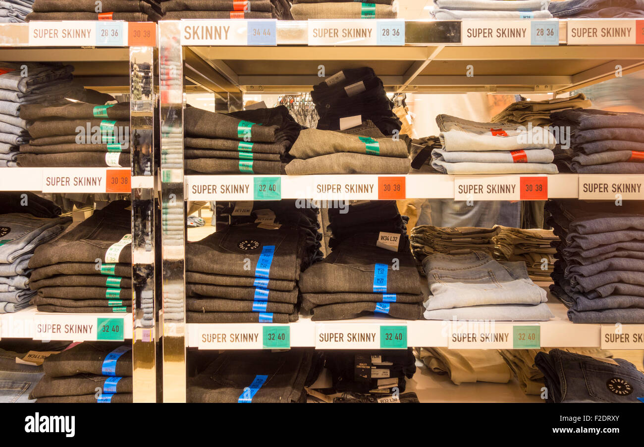 Skinny Jeans en Primark tienda. Inglaterra. UK Foto de stock