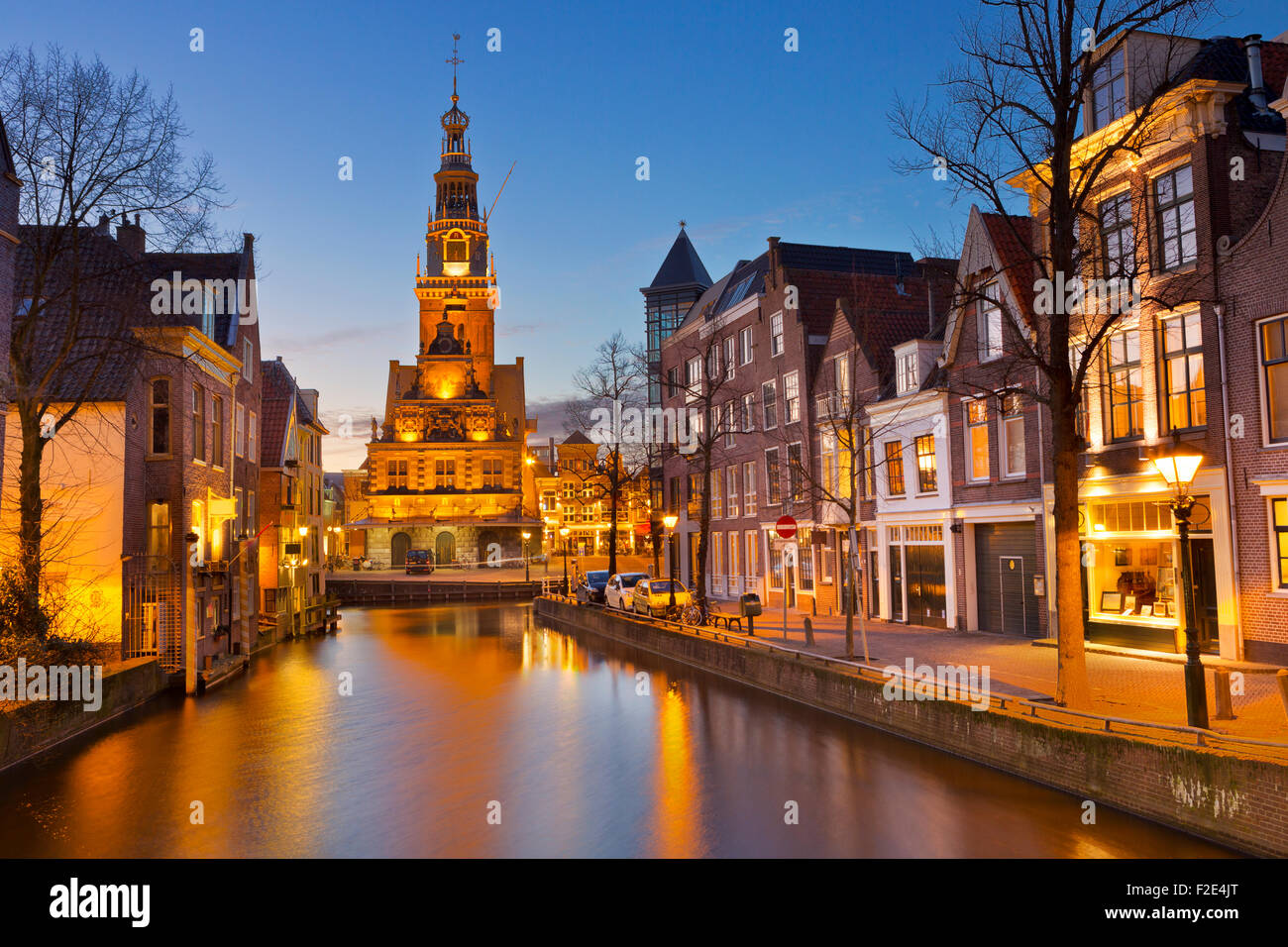 Un canal y la torre de la Waag en la ciudad de Alkmaar, Países Bajos. Foto de stock