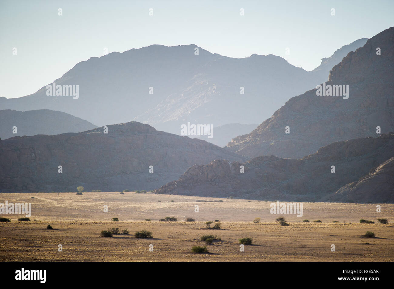 Abrir el paisaje con montañas en la distancia en cascada en Namibia, África Foto de stock