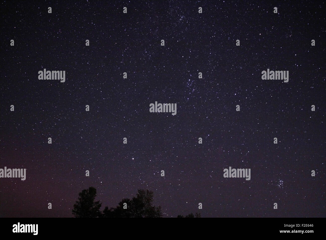 Cielo nocturno con estrellas y objetos celestes incluida la constelación de Perseo en la parte central derecha del cielo nocturno Foto de stock