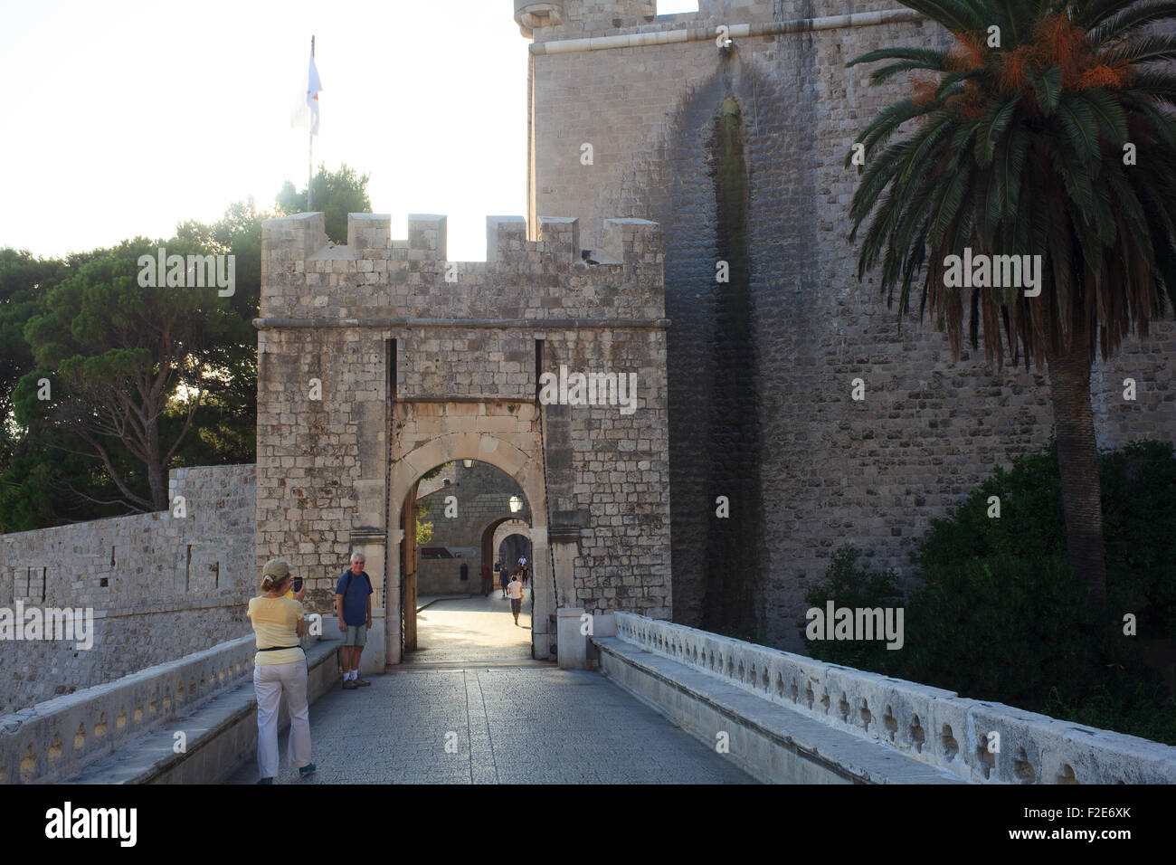 Vista de la puerta PLOCE del casco antiguo de Dubrovnik, Croacia Foto de stock