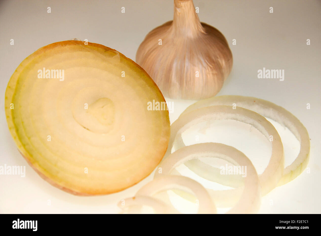 Zwiebel, Knoblauch - Symbolbild Nahrungsmittel. Foto de stock
