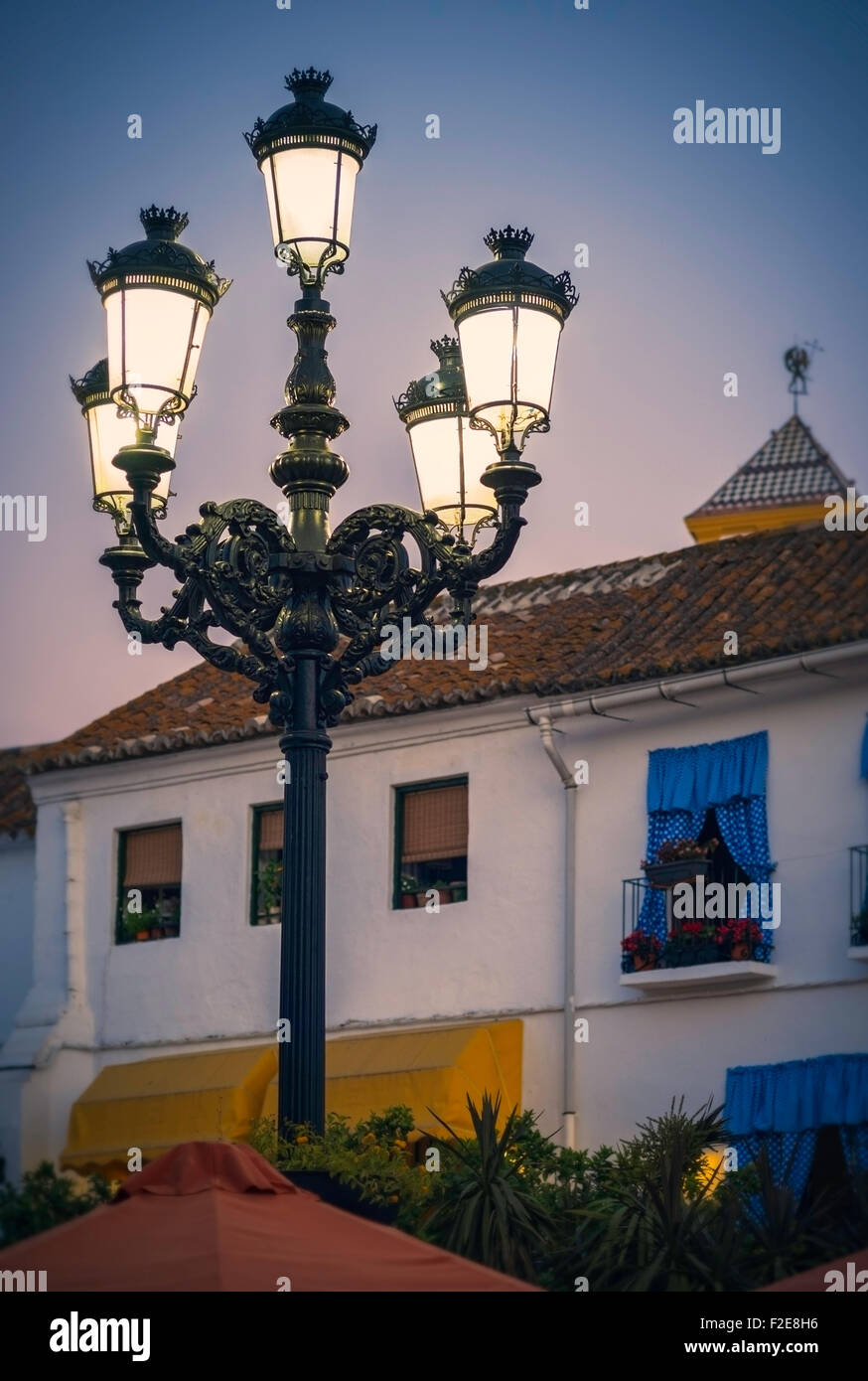 Una ornamentada luces de calle en la Plaza de los naranjos en Marbella, España. Foto de stock