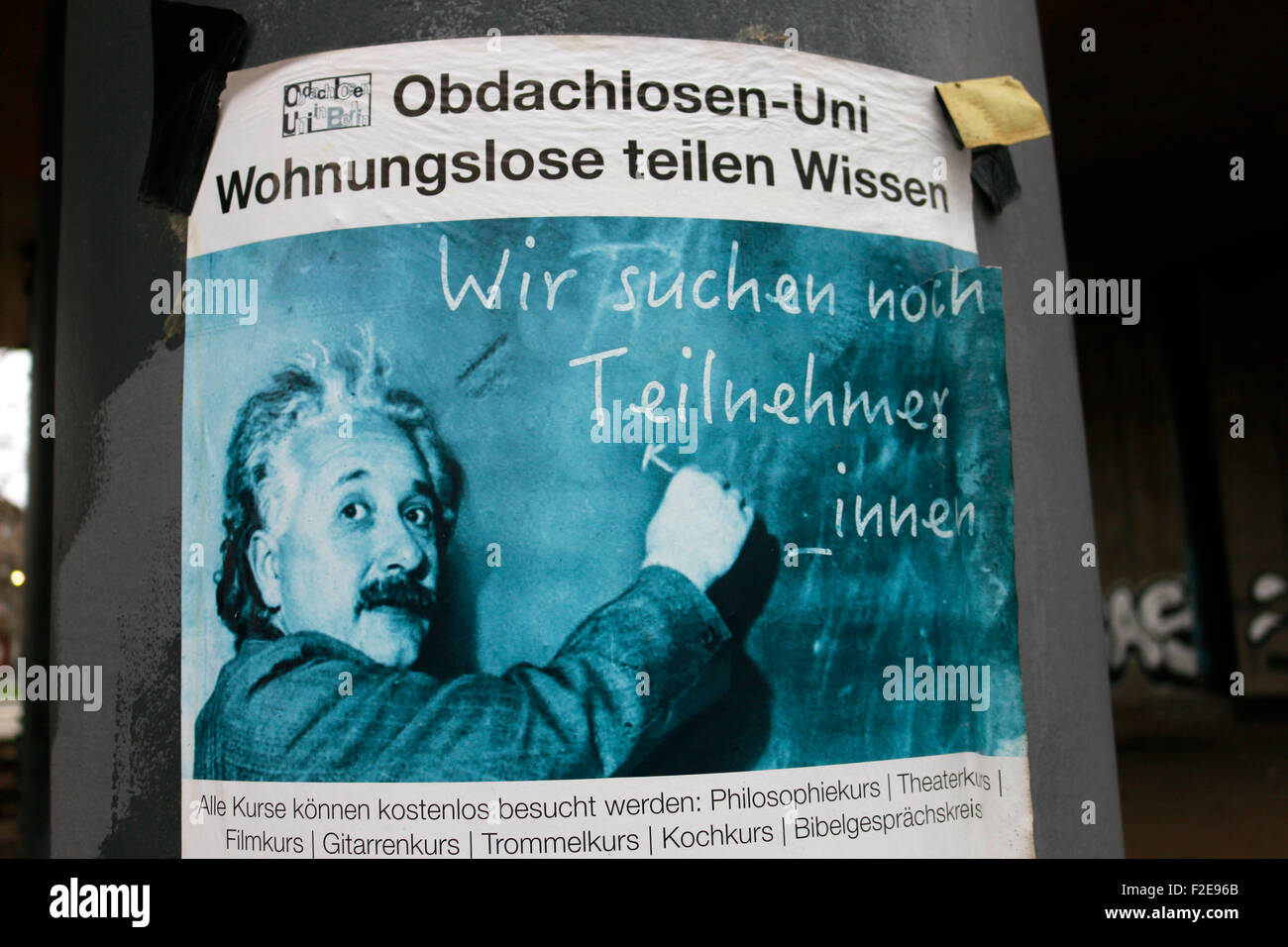 Werbung fuer Obdachlosen-Uni mit einem Bild von Albert Einstein, Berlín Tiergarten. Foto de stock