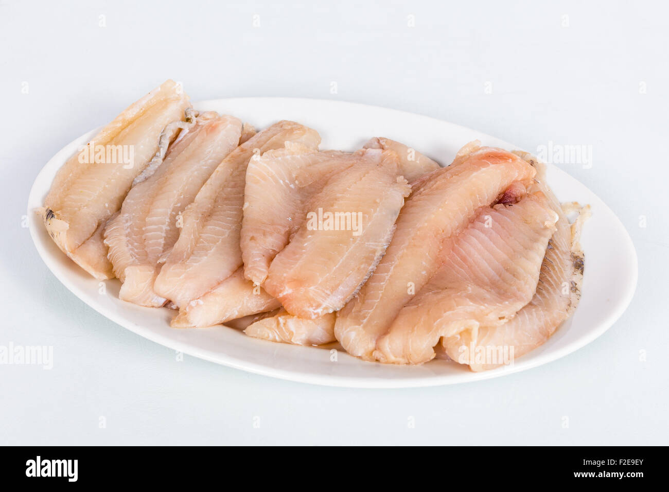 Filetes de pescado crudo específicamente de Oreochromis niloticus. Agrupados en un plato Foto de stock