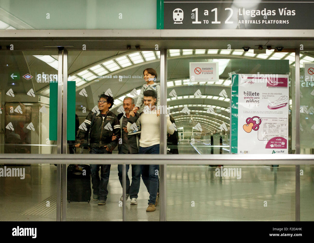 España,Madrid:Los refugiados sirios Osama Abdul Mohsen y su hijo Zaid, que fueron expulsados por el periodista húngaro Petra L‡szl- en la frontera húngara está llegando a Madrid gracias a Miguel Ángel Galán, quien aspira a convertirse en el próximo presidente de la federación española de fútbol, en Madrid, el 17 de septiembre de 2015. (Foto por Guillermo Martínez) Foto de stock