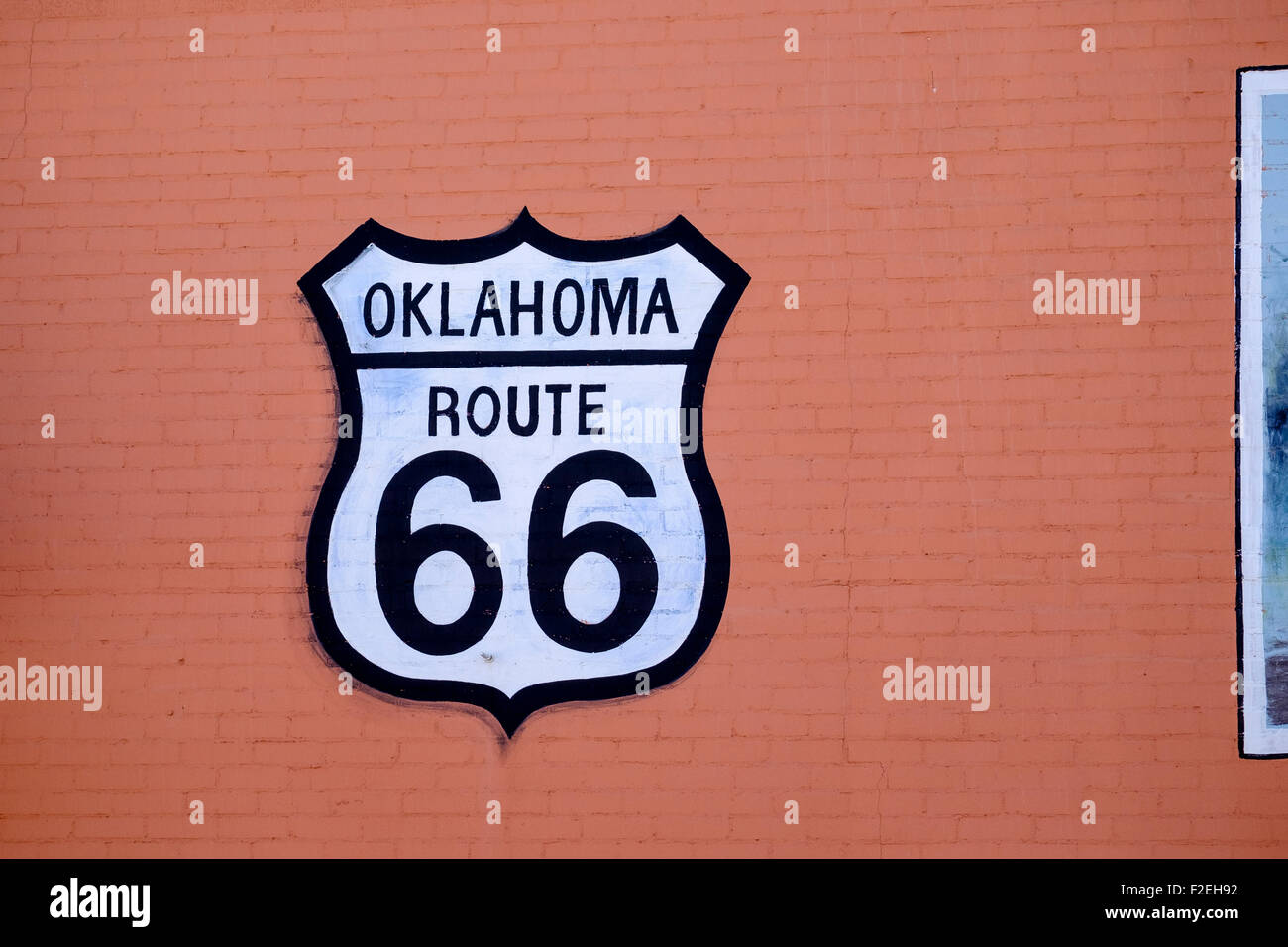 Un signo de route 66 pintadas en el exterior de un edificio bruck, en Betania, Oklahoma, Estados Unidos. Foto de stock