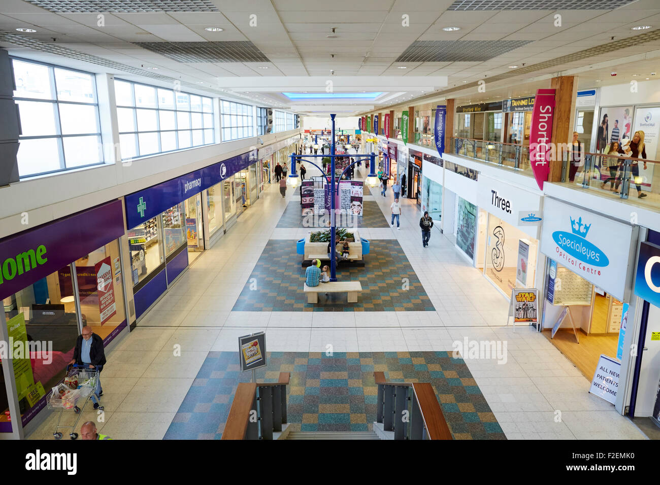 Stretford centro comercial Arndale anteriormente interior shopper tiendas  minoristas tienda precinct supermercado minorista comerciantes minoristas t  Fotografía de stock - Alamy