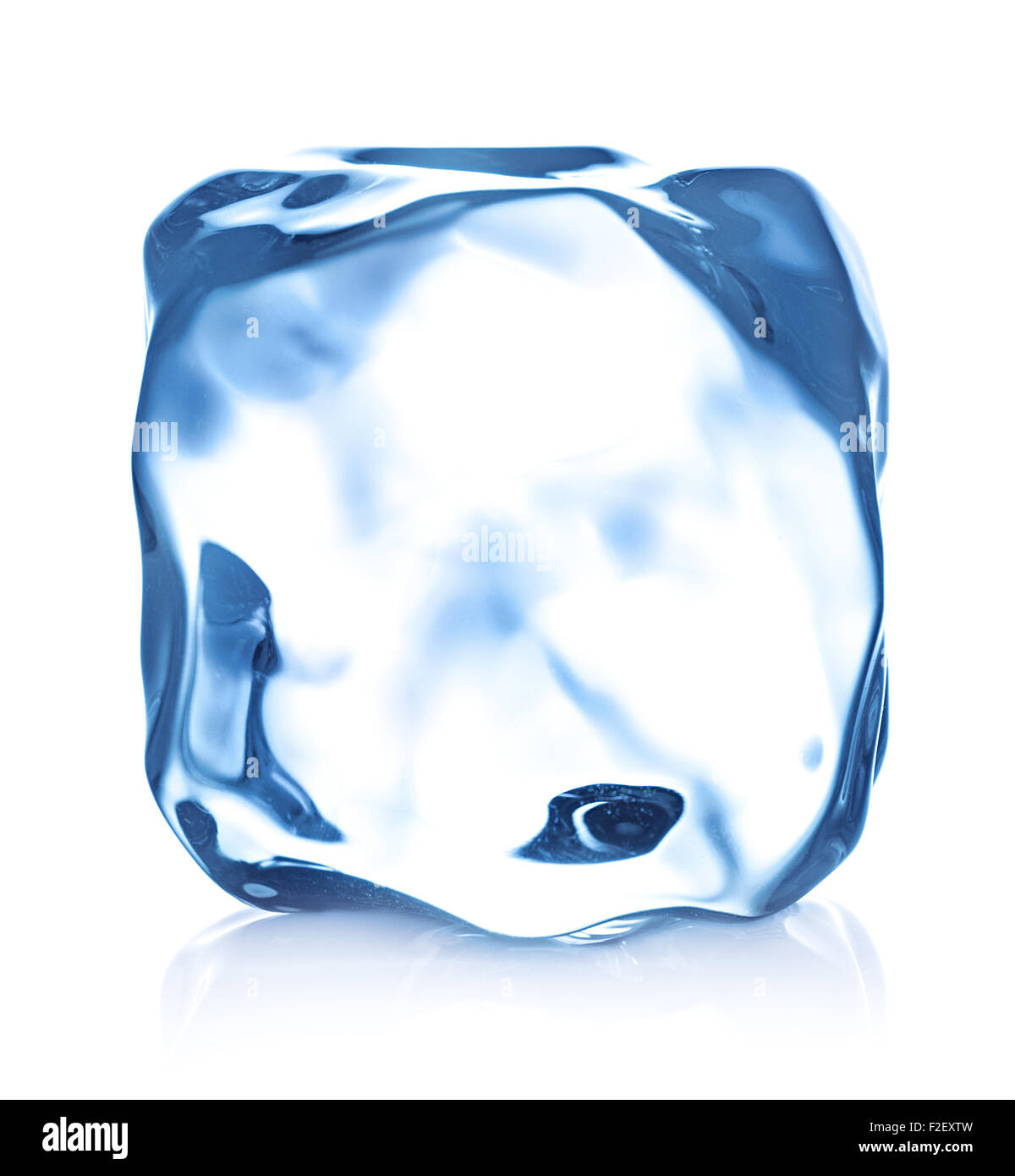 Cubo de hielo aislado en blanco. Foto de stock