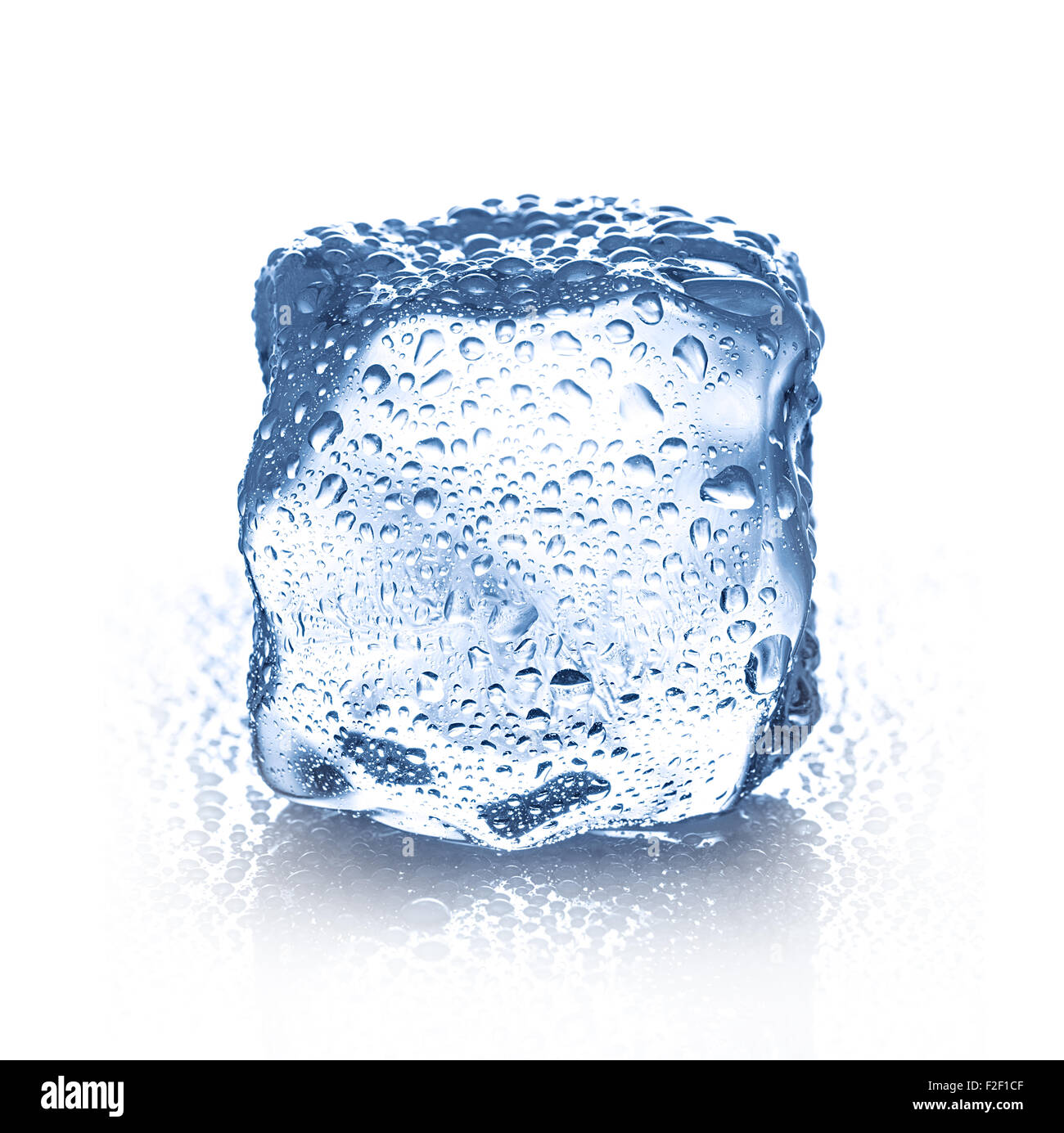 Cubo de hielo con gotas de agua cercano aislado sobre un fondo blanco. Foto de stock