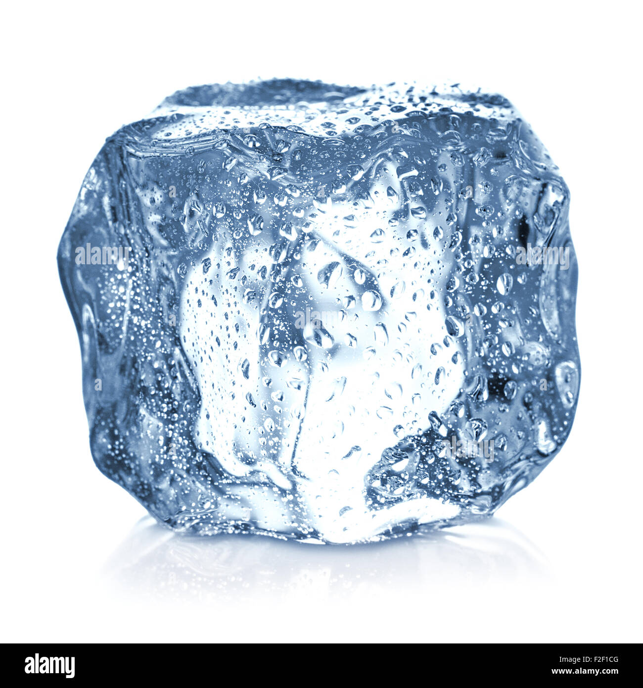 Cubo de hielo con gotas de agua cercano aislado sobre un fondo blanco. Foto de stock